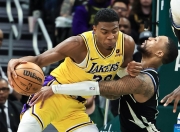 Kaiyun-詹姆斯关键节点战术调整，雄鹿带队取胜！的简单介绍