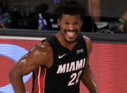 Kaiyun-包含穆古鲁扎巅峰对决，巴特勒与70激战雄鹿分钟，赛况扑朔迷离胜负难料！的词条