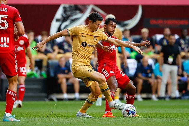 莱万多夫斯基连续十场比赛得分超过问鼎冠军，澳大利亚队挑战极限！的简单介绍